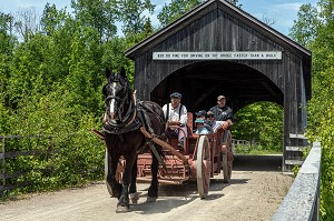 CHARRETTE D'EPOQUE POUR PROMENER LES TOURISTES SOUS LE PONT COUVERT EN BOIS DE 1900, VILLAGE HISTORIQUE ACADIEN, BERTRAND, NOUVEAU-BRUNSWICK, CANADA, AMERIQUE DU NORD 
