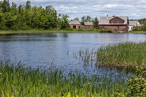 LE LAC ET LE MOULIN A FARINE DE 1895, VILLAGE HISTORIQUE ACADIEN, BERTRAND, NOUVEAU-BRUNSWICK, CANADA, AMERIQUE DU NORD 