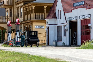 POMPISTE ET STATION ESSENCE IRVING OIL CO DE 1936 DEVANT L'HOTEL CHATEAU ALBERT DE 1907, VILLAGE HISTORIQUE ACADIEN, BERTRAND, NOUVEAU-BRUNSWICK, CANADA, AMERIQUE DU NORD 