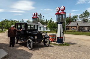 TRACTION AVANT DEVANT LA STATION ESSENCE IRVING OIL CO DE 1936, VILLAGE HISTORIQUE ACADIEN, BERTRAND, NOUVEAU-BRUNSWICK, CANADA, AMERIQUE DU NORD 