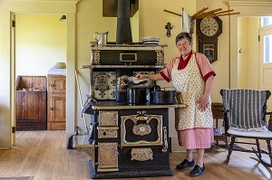 LA CUISINIERE AU FOURNEAU DE LA MAISON TURGEON DE 1928, VILLAGE HISTORIQUE ACADIEN, BERTRAND, NOUVEAU-BRUNSWICK, CANADA, AMERIQUE DU NORD 