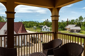 TERRASSE DE L'HOTEL CHATEAU ALBERT DE 1907, VILLAGE HISTORIQUE ACADIEN, BERTRAND, NOUVEAU-BRUNSWICK, CANADA, AMERIQUE DU NORD
