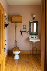 TOILETTES D'UNE CHAMBRE DE L'HOTEL CHATEAU ALBERT DE 1907, VILLAGE HISTORIQUE ACADIEN, BERTRAND, NOUVEAU-BRUNSWICK, CANADA, AMERIQUE DU NORD 