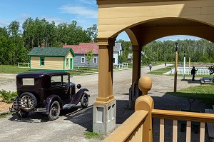 ENTREE DE L'HOTEL CHATEAU ALBERT DE 1907, VILLAGE HISTORIQUE ACADIEN, BERTRAND, NOUVEAU-BRUNSWICK, CANADA, AMERIQUE DU NORD 