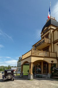 FACADE DE L'HOTEL CHATEAU ALBERT DE 1907, VILLAGE HISTORIQUE ACADIEN, BERTRAND, NOUVEAU-BRUNSWICK, CANADA, AMERIQUE DU NORD 