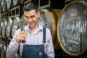 SEBASTIEN ROY, GERANT DE LA DISTILLERIE FILS DU ROY DEVANT LES TONNEAUX DE WHISKY, NOUVEAU-BRUNSWICK, CANADA, AMERIQUE DU NORD 