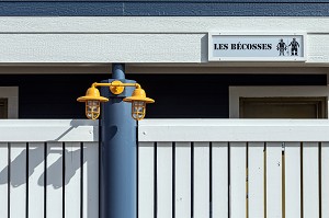 LES TOILETTES SUR LA PLAGE APPELES LES BECOSSES, EXPRESSION POPULAIRE POUR DESIGNER LES LATRINES AU CANADA, CARAQUET, NOUVEAU-BRUNSWICK, CANADA, AMERIQUE DU NORD 