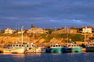 BATEAUX DE PECHE ET MAISONS SUR LA BAIE, PORT DE PECHE AU COUCHER DU SOLEIL, CARAQUET, NOUVEAU-BRUNSWICK, CANADA, AMERIQUE DU NORD 