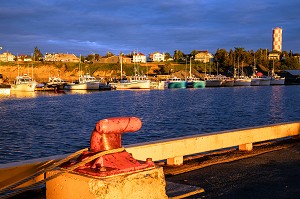 BATEAUX DE PECHE ET MAISONS SUR LA BAIE, PORT DE PECHE AU COUCHER DU SOLEIL, CARAQUET, NOUVEAU-BRUNSWICK, CANADA, AMERIQUE DU NORD 