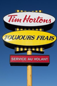 ENSEIGNE DE LA CHAINE DE RESTAURATION RAPIDE TIM HORTONS, SERVICE AU VOLANT (DRIVE) ET PRODUITS FRAIS, CARAQUET, NOUVEAU-BRUNSWICK, CANADA, AMERIQUE DU NORD 