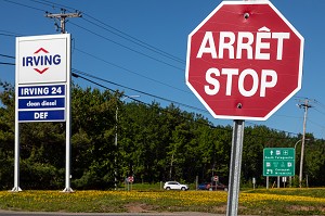 PANNEAU STOP / ARRET POUR LE SEUL ETAT CANADIEN OFFICIELLEMENT BILINGUE, MONCTON, NOUVEAU-BRUNSWICK, CANADA, AMERIQUE DU NORD 