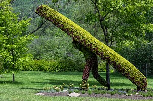 SCULPTURE VEGETALE D'UN AMERINDIEN MI'KMAQ ET SON CANOE, MOSAICULTURE, JARDIN BOTANIQUE, EDMUNDSTON, NOUVEAU-BRUNSWICK, CANADA, AMERIQUE DU NORD 