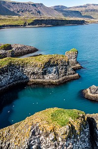 FALAISES DE ROCHES VOLCANIQUES NOIRES, PRESQU'ILE VOLCANIQUE DE GRUNDARFJORDUR, PENINSULE DE SNAEFFELSNES DECRITE DANS LE ROMAN DE JULES VERNES, ARNARSTAPI, ISLANDE 