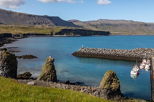 PORT DE ARNARSTAPI, PRESQU'ILE VOLCANIQUE DE GRUNDARFJORDUR, PENINSULE DE SNAEFFELSNES DECRITE DANS LE ROMAN DE JULES VERNES, ARNARSTAPI, ISLANDE 