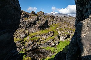 CONCRETION DE LAVE, PAYSAGE DE DJUPALONSSANDUR AVEC LE VOLCAN SNAEFELLSJOKULL RENDU CELEBRE PAR JULES VERNE, PRESQU'ILE VOLCANIQUE DE GRUNDARFJORDUR, PENINSULE DE SNAEFFELSNES, ISLANDE 