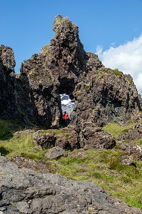 CONCRETION DE LAVE, PAYSAGE DE DJUPALONSSANDUR AVEC LE VOLCAN SNAEFELLSJOKULL RENDU CELEBRE PAR JULES VERNE, PRESQU'ILE VOLCANIQUE DE GRUNDARFJORDUR, PENINSULE DE SNAEFFELSNES, ISLANDE 