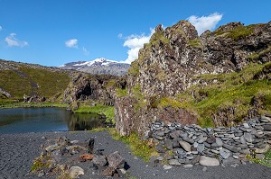 PLAGE DE SABLE NOIR ET CONCRETION DE LAVE AVEC DES LACS, PAYSAGE DE DJUPALONSSANDUR AVEC LE VOLCAN SNAEFELLSJOKULL RENDU CELEBRE PAR JULES VERNE, PRESQU'ILE VOLCANIQUE DE GRUNDARFJORDUR, PENINSULE DE SNAEFFELSNES, ISLANDE 