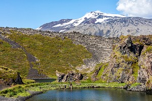 LAC ET CONCRETION DE LAVE DEVANT LE VOLCAN SNAEFELLSJOKULL RENDU CELEBRE PAR JULES VERNE, DJUPALONSSANDUR, PRESQU'ILE VOLCANIQUE DE GRUNDARFJORDUR, PENINSULE DE SNAEFFELSNES, ISLANDE 