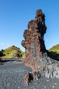 PLAGE DE SABLE NOIR ET ROCHE VOLCANIQUE, DJUPALONSSANDUR, DJUPALONSSANDUR, PENINSULE DE SNAEFFELSNES DECRITE DANS LE ROMAN DE JULES VERNES, ARNARSTAPI, ISLANDE 