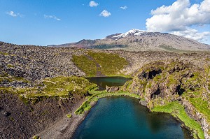 PAYSAGE DE DJUPALONSSANDUR AVEC LE VOLCAN SNAEFELLSJOKULL RENDU CELEBRE PAR JULES VERNE, PRESQU'ILE VOLCANIQUE DE GRUNDARFJORDUR, PENINSULE DE SNAEFFELSNES, ISLANDE 