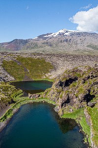 PAYSAGE DE DJUPALONSSANDUR AVEC LE VOLCAN SNAEFELLSJOKULL RENDU CELEBRE PAR JULES VERNE, PRESQU'ILE VOLCANIQUE DE GRUNDARFJORDUR, PENINSULE DE SNAEFFELSNES, ISLANDE 