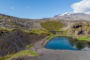 PAYSAGE DE DJUPALONSSANDUR AVEC LE VOLCAN SNAEFELLSJOKULL RENDU CELEBRE PAR JULES VERNE, PRESQU'ILE VOLCANIQUE DE GRUNDARFJORDUR, PENINSULE DE SNAEFFELSNES, ISLANDE 