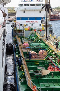 BATEAU NAVIRE RAVITAILLEUR EN CARBURANT, CANAL DE BOURBOURG, PORT DE DUNKERQUE, FRANCE 