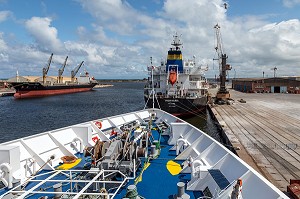 BATEAUX A QUAI, CANAL DE BOURBOURG, PORT DE DUNKERQUE, FRANCE 