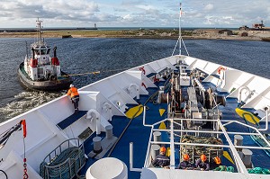 BATEAU PILOTE POUR SORTIR UN BATEAU DE CROISIERE DANS LE CANAL DE BOURBOURG, PORT DE DUNKERQUE, FRANCE 