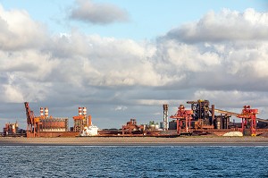 ACIERIE ARCELOR MITTAL DEVANT LE CANAL DE BOURBOURG, PORT DE DUNKERQUE, FRANCE 