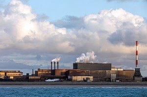 ACIERIE ARCELOR MITTAL DEVANT LE CANAL DE BOURBOURG, PORT DE DUNKERQUE, FRANCE 