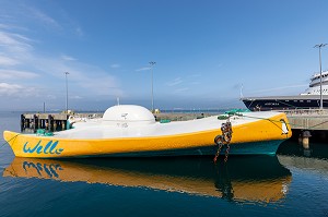 BATEAU DE LA SOCIETE WELLO ORY, MACHINE HOULOMOTRICE PENGUIN WEC-2 PRODUISANT DE L'ELECTRICITE GRACE AUX VAGUES, CEFOW (CLEAN ENERGY FROM OCEAN WAVES), PORT DE KIRKWALL, ARCHIPEL DES ORCADES, ECOSSE 