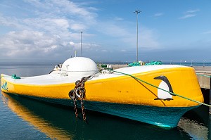 BATEAU DE LA SOCIETE WELLO ORY, MACHINE HOULOMOTRICE PENGUIN WEC-2 PRODUISANT DE L'ELECTRICITE GRACE AUX VAGUES, CEFOW (CLEAN ENERGY FROM OCEAN WAVES), PORT DE KIRKWALL, ARCHIPEL DES ORCADES, ECOSSE 