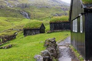 MAISONS TRADITIONNELLES AVEC LEURS TOITURES VEGETALES RECOUVERTES D'HERBES VERTES, VILLAGE DE SAKSUN, ILES FEROE, DANEMARK, EUROPE 