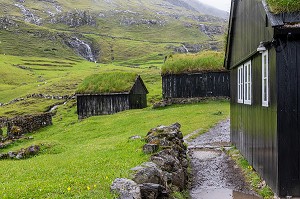 MAISONS TRADITIONNELLES AVEC LEURS TOITURES VEGETALES RECOUVERTES D'HERBES VERTES, VILLAGE DE SAKSUN, ILES FEROE, DANEMARK, EUROPE 