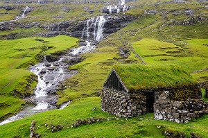 CHUTES D'EAU ET MAISONS TRADITIONNELLES AVEC LEURS TOITURES VEGETALES RECOUVERTES D'HERBES VERTES, VILLAGE DE SAKSUN, ILES FEROE, DANEMARK, EUROPE 