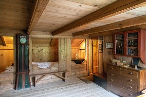 CHAMBRE, INTERIEUR D'UNE MAISONS TRADITIONNELLE DU XIV EME SIECLE, VILLAGE DE SAKSUN, ILES FEROE, DANEMARK, EUROPE 