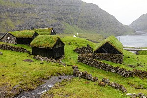 MAISONS TRADITIONNELLES AVEC LEURS TOITURES VEGETALES RECOUVERTES D'HERBES VERTES, VILLAGE DE SAKSUN, ILES FEROE, DANEMARK, EUROPE 