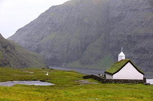 EGLISE AVEC SA TOITURE VEGETALE RECOUVERTE D'HERBE VERTE, VILLAGE DE SAKSUN, ILES FEROE, DANEMARK, EUROPE 