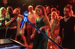 AMBIANCE FESTIVE MUSIQUE ET DANSE DEVANT LE MICRO, SALLE DE SPECTACLE SUR UN BATEAU DE CROISIERE 