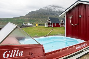 JACUZZI DEVANT LES PETITES MAISONS ROUGES DE L'HOTEL DE CHARME FEROABJONUSTAN MJOEYRI AU BORD DU FJORD, ESKIFJORDUR, ISLANDE, EUROPE 