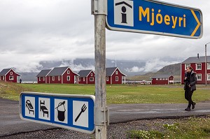 PETITES MAISONS ROUGES DE L'HOTEL DE CHARME FEROABJONUSTAN MJOEYRI AU BORD DU FJORD, ESKIFJORDUR, ISLANDE, EUROPE 