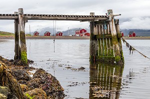 PONTON ET PETITES MAISONS ROUGES DE L'HOTEL DE CHARME FEROABJONUSTAN MJOEYRI AU BORD DU FJORD, ESKIFJORDUR, ISLANDE, EUROPE 