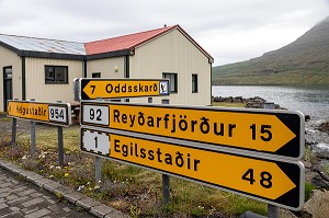 PANNEAU ROUTIER INDIQUANT DE LA ROUTE NUMERO 1 QUI FAIT LE TOUR DE L'ILE, DIRECTION EGILSSTAOIR, ESKIFJORDUR, ISLANDE, EUROPE