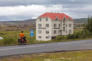 VOYAGEUR A VELO DEVANT L'HOTEL GUESTHOUSE DE REYKJAHLID, ISLANDE, EUROPE 