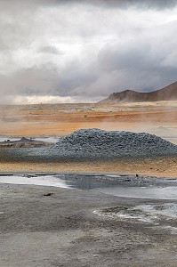 BASSINS DE BOUE GRISE BOUILLONNANTS ET FUMEROLLES EMETTANT DU GAZ SULFURIQUE, SITE GEOTHERMIQUE DE HVERAROND, PAYSAGE DU VOLCANISME DE NAMASKARD, REYKJAHLID, ISLANDE, EUROPE 