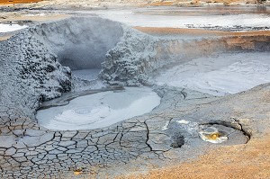 BASSINS DE BOUE GRISE BOUILLONNANTS ET FUMEROLLES EMETTANT DU GAZ SULFURIQUE, SITE GEOTHERMIQUE DE HVERAROND, PAYSAGE DU VOLCANISME DE NAMASKARD, REYKJAHLID, ISLANDE, EUROPE 