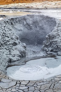 BASSINS DE BOUE GRISE BOUILLONNANTS ET FUMEROLLES EMETTANT DU GAZ SULFURIQUE, SITE GEOTHERMIQUE DE HVERAROND, PAYSAGE DU VOLCANISME DE NAMASKARD, REYKJAHLID, ISLANDE, EUROPE 