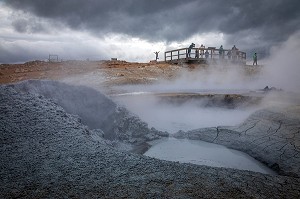BASSINS DE BOUE GRISE BOUILLONNANTS ET FUMEROLLES EMETTANT DU GAZ SULFURIQUE, SITE GEOTHERMIQUE DE HVERAROND, PAYSAGE DU VOLCANISME DE NAMASKARD, REYKJAHLID, ISLANDE, EUROPE 