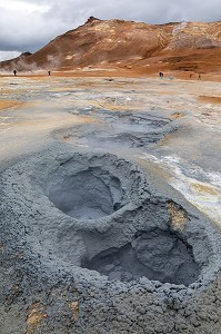 BASSINS DE BOUE GRISE BOUILLONNANTS ET FUMEROLLES EMETTANT DU GAZ SULFURIQUE, SITE GEOTHERMIQUE DE HVERAROND, PAYSAGE DU VOLCANISME DE NAMASKARD, REYKJAHLID, ISLANDE, EUROPE 